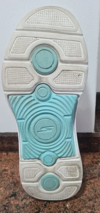 Skechers blancas y lilas, casi nuevas