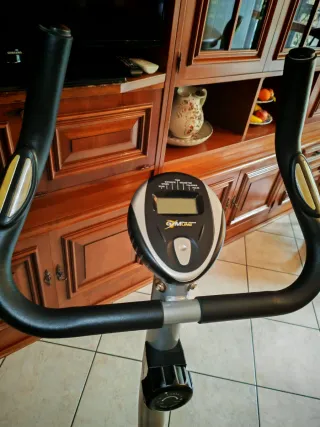 Cyclette bianca e grigia