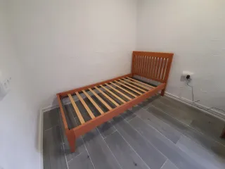 Cama individual de madera
