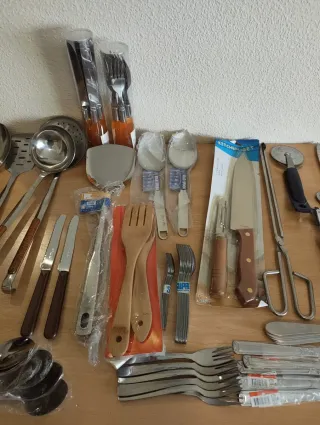 Set de menaje y cubiertos de cocina