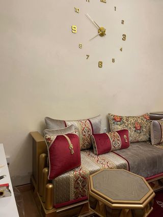 Salón Marroquí Tapizado Dorado y Rojo