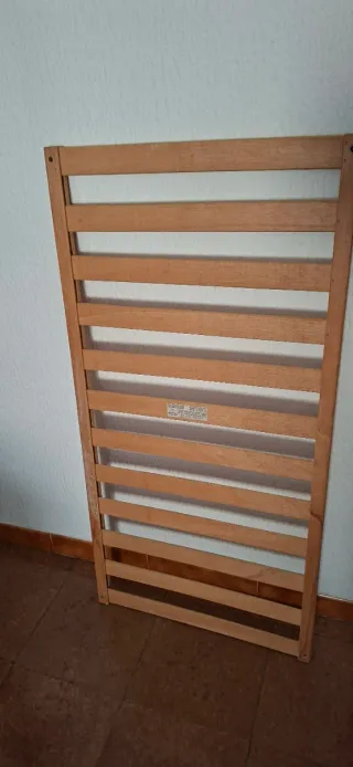 Cuna de madera con osito y barcos