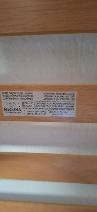 Cuna de madera con osito y barcos