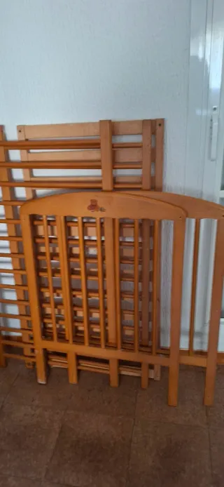 Cuna de madera con osito y barcos