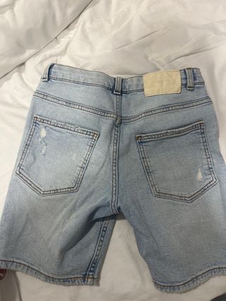 Pantalón corto vaquero desgastado