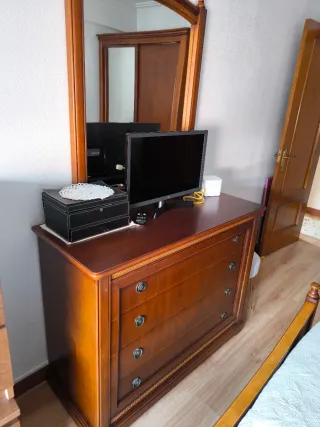 Mueble de madera con detalles tallados