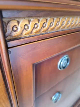 Mueble de madera con detalles tallados