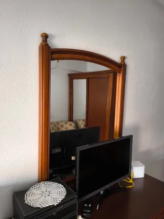 Mueble de madera con detalles tallados