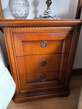 Mueble de madera con detalles tallados