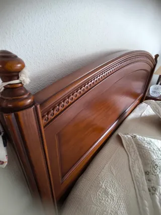 Mueble de madera con detalles tallados