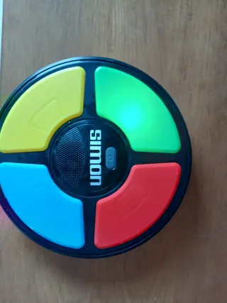 Juego de Memoria Simon  de "Hasbro Gaming".