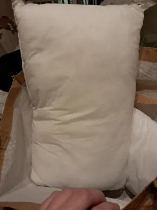 Almohadas blancas nuevas