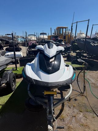 Moto de agua Yamaha VX-EX casi nueva