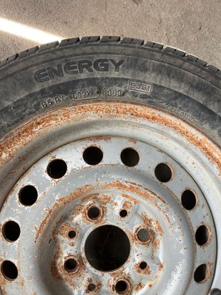 Neumático Michelin 155/70 R13 con llanta