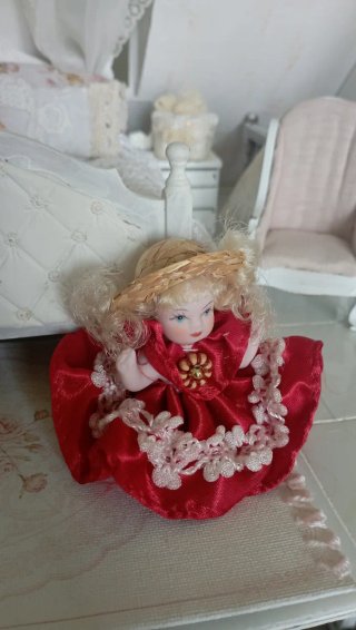 Mini Bambolina Porcellana Seduta (Rosso)