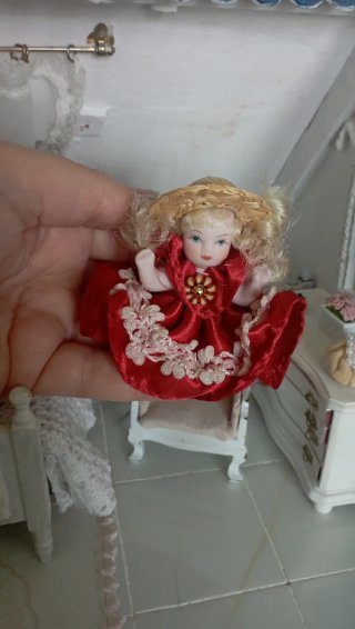 Mini Bambolina Porcellana Seduta (Rosso)
