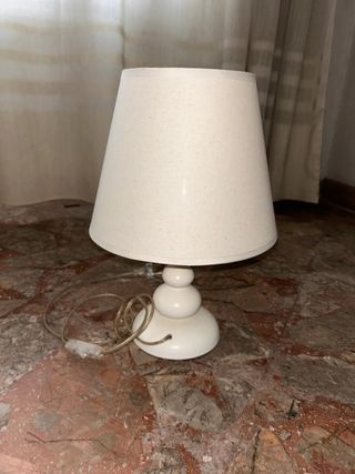Lampada da tavolo beige e bianca