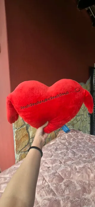 Cuscino a forma di cuore rosso