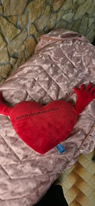 Cuscino a forma di cuore rosso
