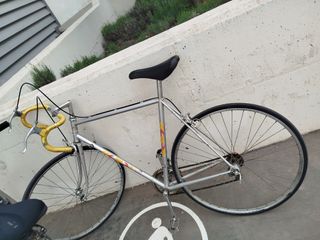 Bicicleta de ruta plateada