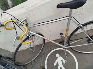 Bicicleta de carretera BH clásica vintage.