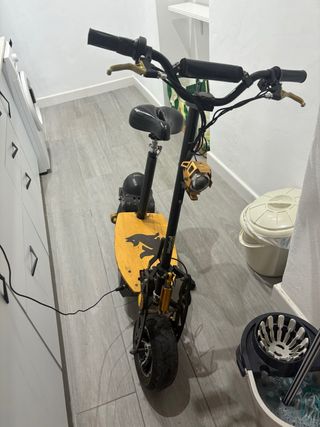 Patinete eléctrico amarillo con asiento