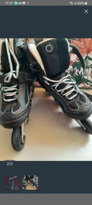 Patines en línea negros y azules