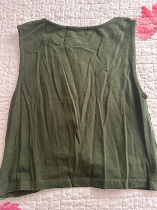 Top Stradivarius verde oliva talla M