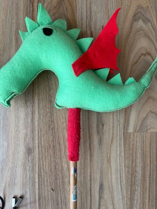 Dragón infantil Sant Jordi palo de madera de 80cm