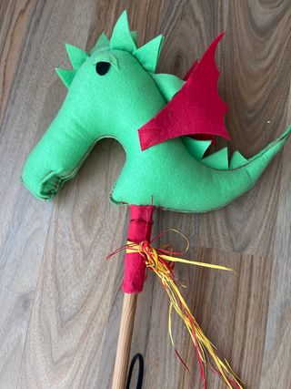 Dragón infantil Sant Jordi palo de madera de 80cm