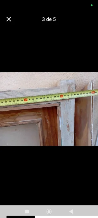 Ventana de madera con persiana