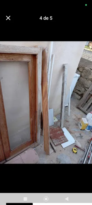 Ventana de madera con persiana
