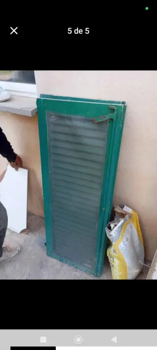 Ventana de madera con persiana