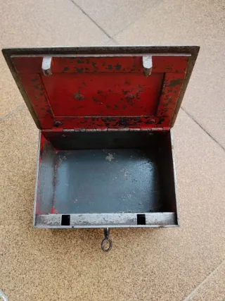 Antigua caja de caudales metálica
