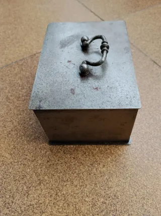 Antigua caja de caudales metálica