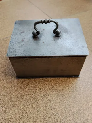 Antigua caja de caudales metálica