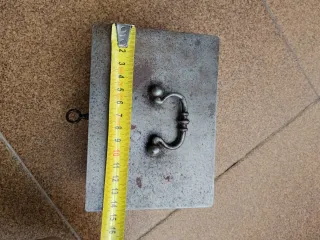 Antigua caja de caudales metálica