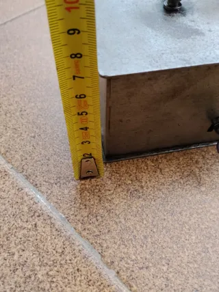 Antigua caja de caudales metálica