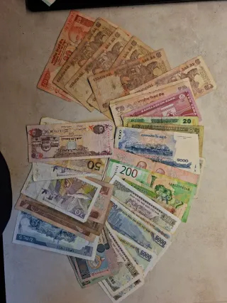 Lotto 130 banconote mondiali