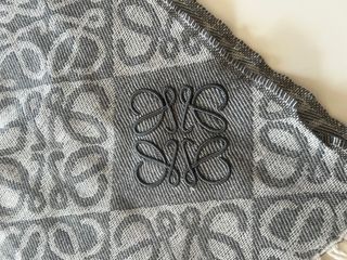 Bufanda Loewe Gris y Blanca