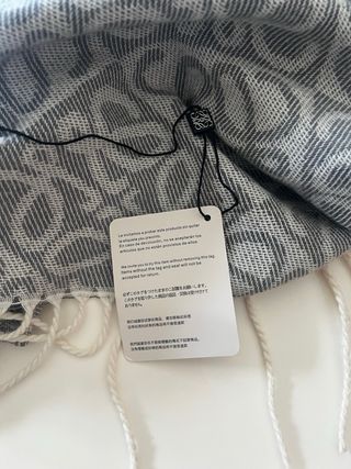 Bufanda Loewe Gris y Blanca