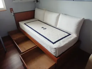 Cama con almacenamiento