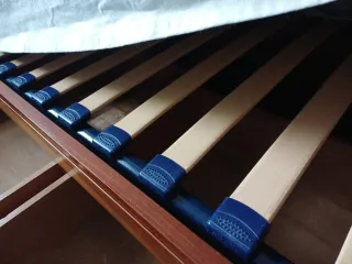 Cama con almacenamiento