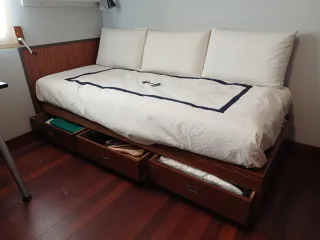 Cama con almacenamiento