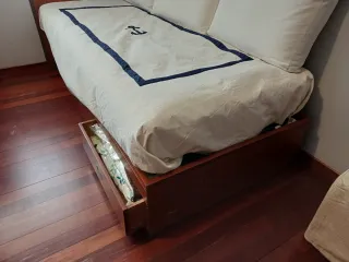 Cama con almacenamiento