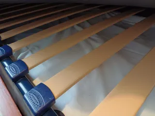 Cama con almacenamiento