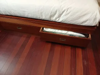 Cama con almacenamiento