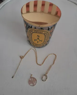Colgantes y cadena dorados