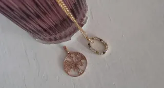 Colgantes y cadena dorados