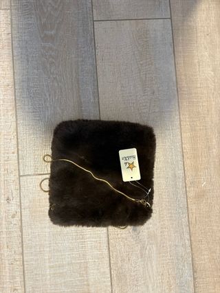 Bolso marrón de pelo, muy suave, de vestir.